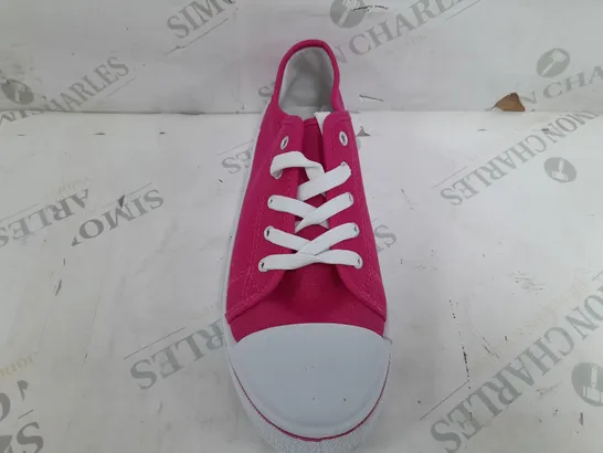 BOXED PAIR OF REDFISH LACE UP LOWS IN PINK - SIZE 7