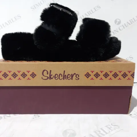 BOXED PAIR OF SKECHERS OPEN TOE SLIPPER SANDALS IN BLACK SIZE 6
