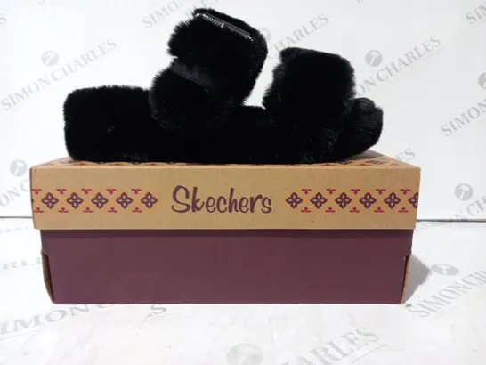 BOXED PAIR OF SKECHERS OPEN TOE SLIPPER SANDALS IN BLACK SIZE 6