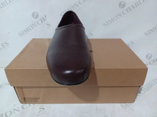 BOXED PAIR OF CLARKS HARSTON ELITE SLIP-ON LOAFERS IN BURGUNDY UK SIZE 10