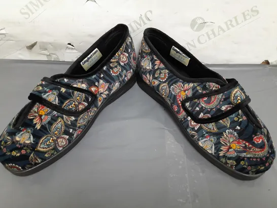 BOXED PAIR OF COSYFEET SLIPPERS IN MIDNIGHT PAISLEY UK SIZE 5