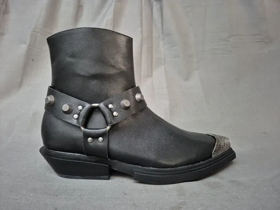 BOXED PAIR OF KOI SOULRENDER MEN'S HARDWARE COWBOY BOOTS IN BLACK/ANTIQUE SILVER UK SIZE 8