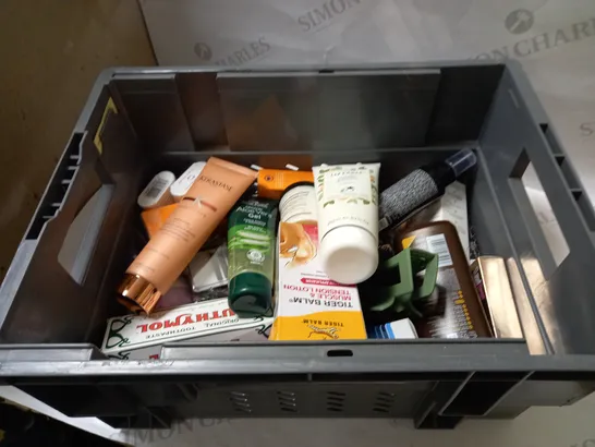 BOX OF APPROX. 20 ASSORTED HEALTH AND BEAUTY ITEMS TO INCLUDE: KERASTASE PARIS, LIZ EARLE & AVON