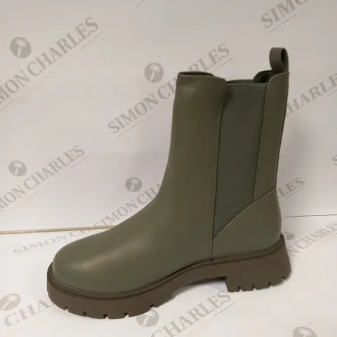 ASOS DESIGN WIDE FIT ALFIE CHUNKY CHELSEA BOOTS IN KHAKI SIZE 8