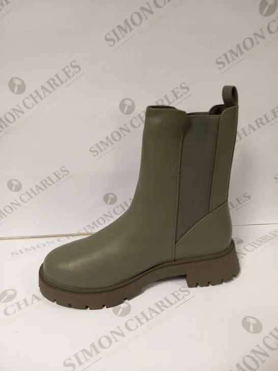 ASOS DESIGN WIDE FIT ALFIE CHUNKY CHELSEA BOOTS IN KHAKI SIZE 8