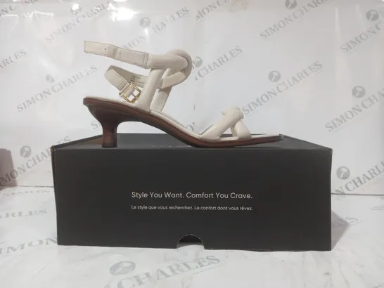 BOXED PAIR OF VIONIC OPEN TOE LOW HEEL SANDALS IN BEIGE SIZE 7