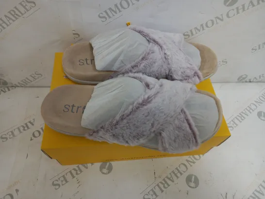 STRIVE NORA SANDLES IN BLUSH SIZE 6 