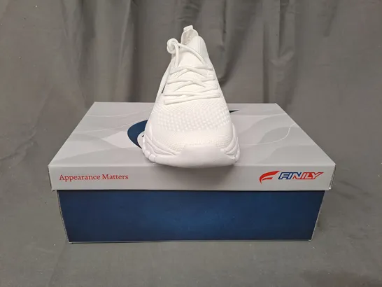 BOXED PAIR OF FINILY WARMUP SHOES IN WHITE UK SIZE 7