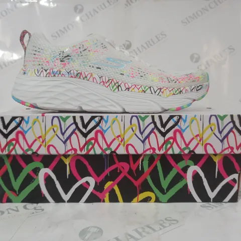 BOXED PAIR OF SKECHERS GO RUN WOMEN'S TRAINERS IN WHITE/MULTICOLOUR SIZE 6