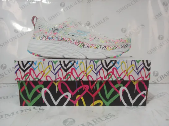 BOXED PAIR OF SKECHERS GO RUN WOMEN'S TRAINERS IN WHITE/MULTICOLOUR SIZE 6