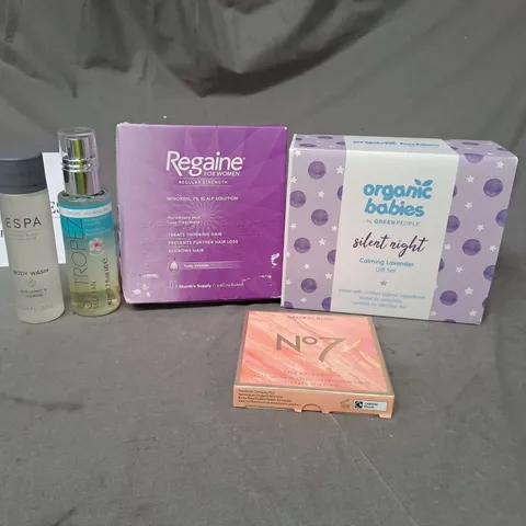 APPROXIMATELY 20 ASSORTED COSMETIC PRODUCTS TO INCLUDE REGAINE FOR WOMEN, NO7 EYESHADOW PALETTE AND ESPA BODY WASH