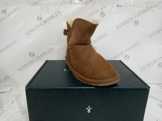 BOXED PAIR OF EMU AUSTRALIA SUMMERLANDS BOOTS BROWN SIZE 4