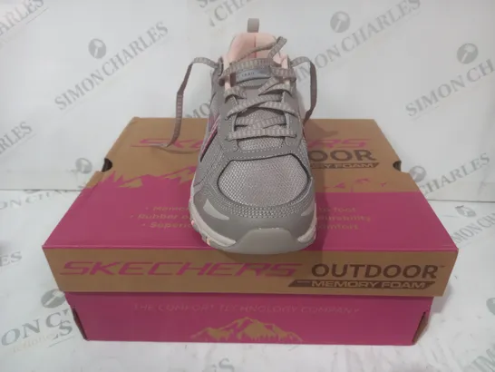 BOXED PAIR OF SKECHERS MEMORY FOAM TRAIL SHOES IN GREY/PURPLE SIZE 7