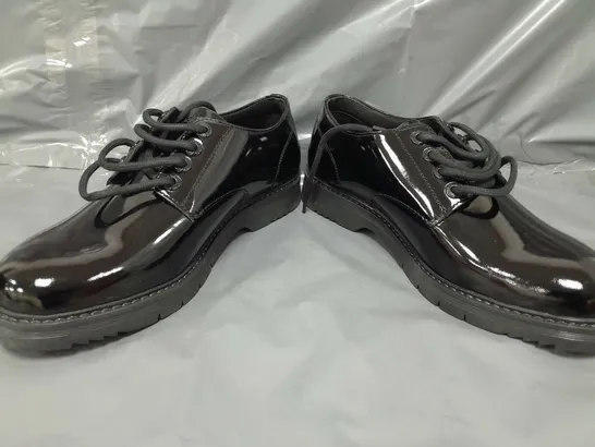 BOXED PAIR OF KICKERS SHOES IN GLOSSY BLACK EU SIZE 39