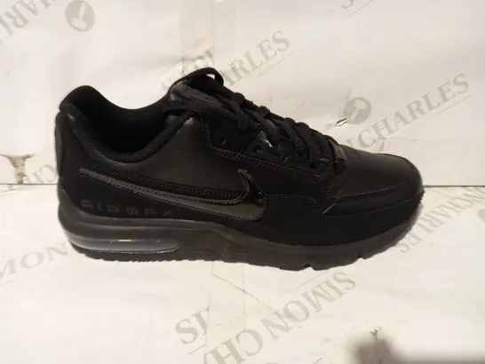 BOXED PAIR OF DESIGNER TRAINERS IN THE STYLE OF NIKE AIRMAX IN BLACK UK SIZE 8