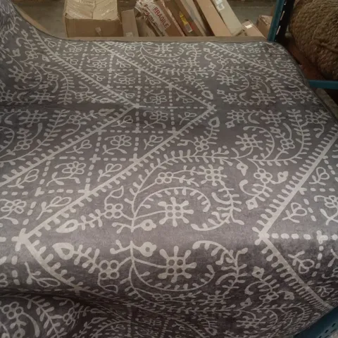 150 X 190CM GREY/WHITE PATTERN RUG 