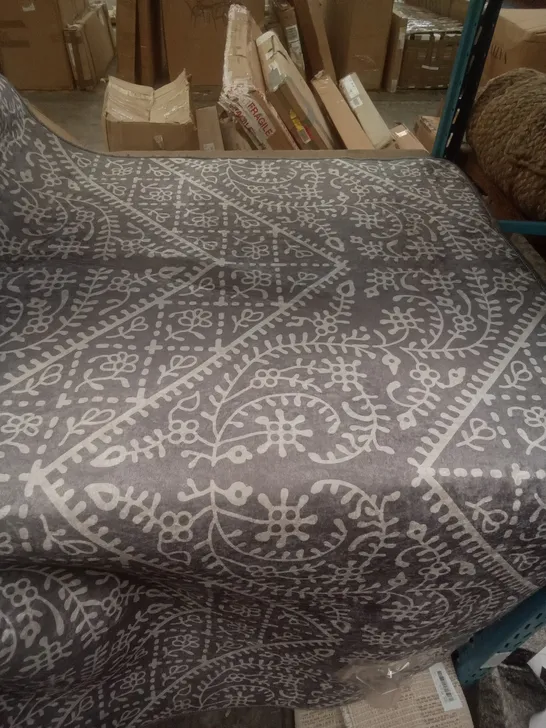 150 X 190CM GREY/WHITE PATTERN RUG 