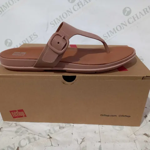 BOXED PAIR OF FITFLOP GRACIE RUBBER-BUCKLE LEATHER TOE-POST SANDALS IN BEIGE UK SIZE 7