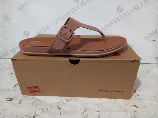 BOXED PAIR OF FITFLOP GRACIE RUBBER-BUCKLE LEATHER TOE-POST SANDALS IN BEIGE UK SIZE 7