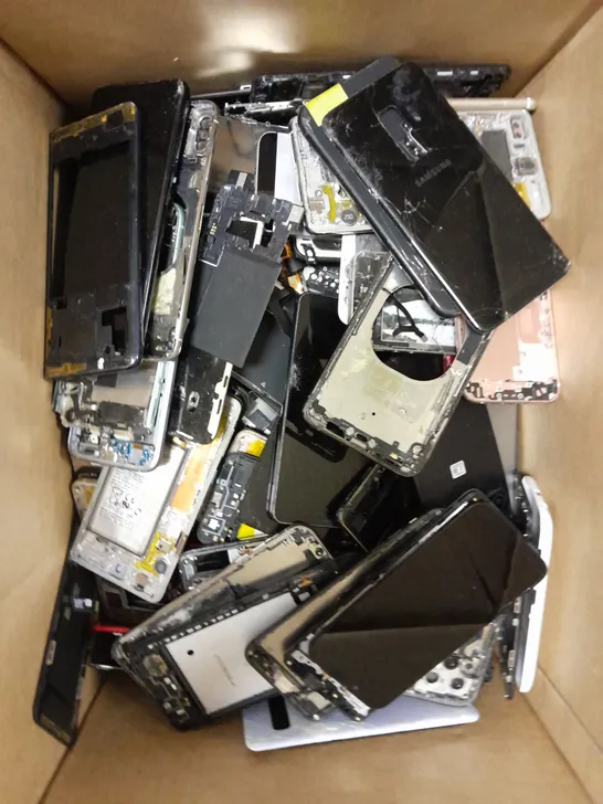 APPROXIMATELY 40 ASSORTED SMARTPHONE SPARE PARTS & REPLACEMENT SCREENS FOR VARIOUS MODELS 