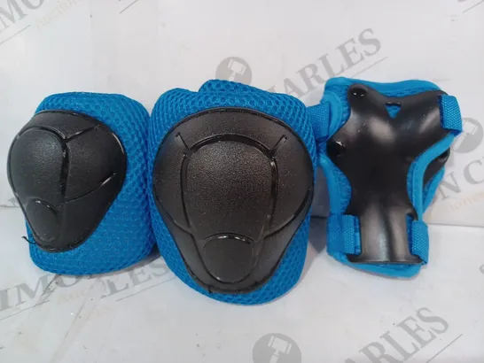 BOXED CKE KNEE PADS FOR KIDS IN BLUE/BLACK