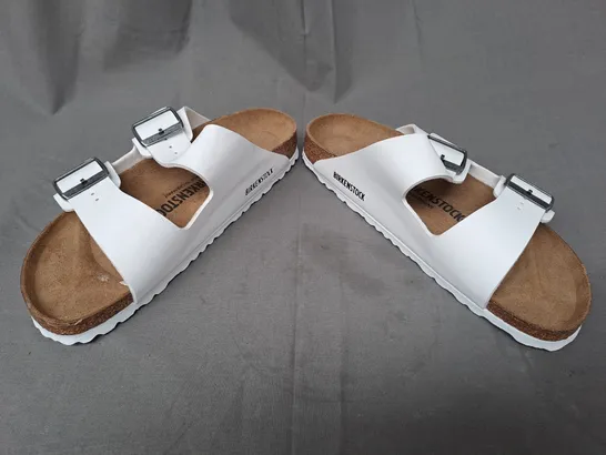 BOXED PAIR OF BIRKENSTOCK ARIZONA BS OPEN TOE SANDALS IN WHITE UK SIZE 7.5