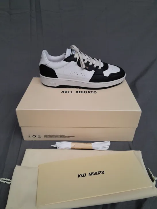 BOXED PAIR OF AXEL ARIGATO BLACK/WHITE DICO LO WITH ACCESSORIES SIZE 9