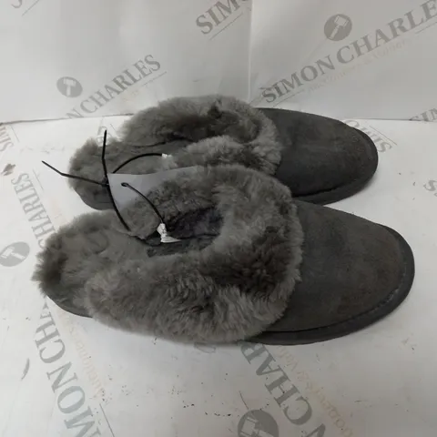 PAIR OF EMU NEST JOLIE SHEEPSKIN SLIPPERS IN CHARCOAL - SIZE 6