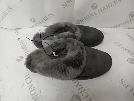 PAIR OF EMU NEST JOLIE SHEEPSKIN SLIPPERS IN CHARCOAL - SIZE 6