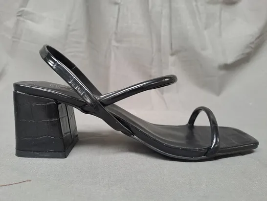 BOXED PAIR OF BOOHOO WIDE FIT OPEN TOE BLOCK HEEL SANDALS IN BLACK UK SIZE 5