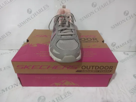 BOXED PAIR OF SKECHERS MEMORY FOAM TRAIL SHOES IN GREY/PURPLE SIZE 6