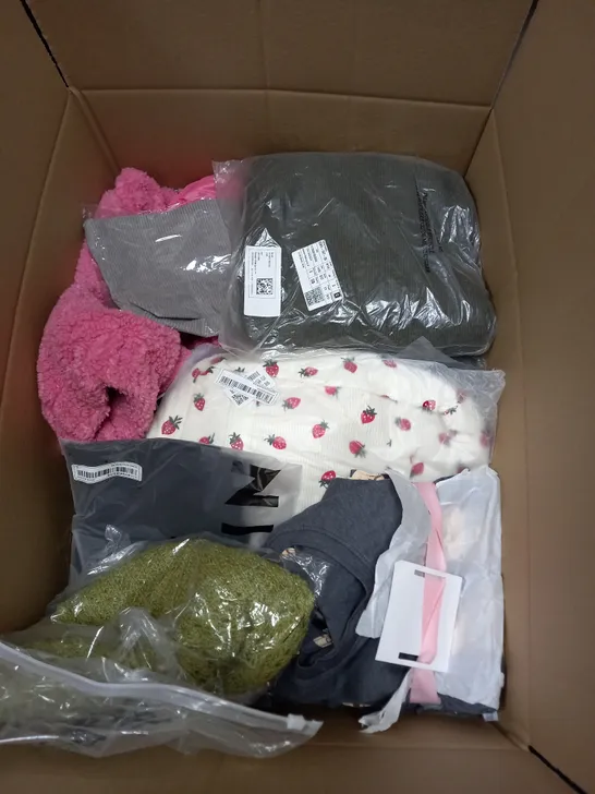 BOX OF APPROXIMATELY 22 ASSORTED CLOTHING ITEMS TO INCUDE - JUMPER , SOCKS , BAG ETC