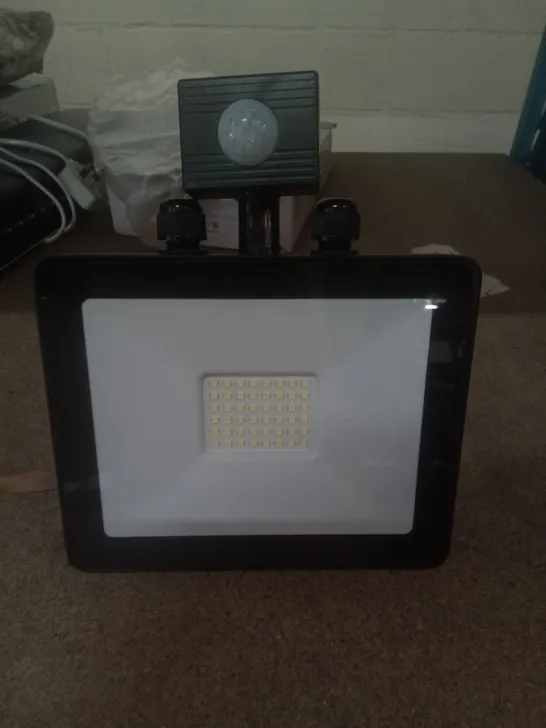 LUTEC MOTION SENSOR LIGHT