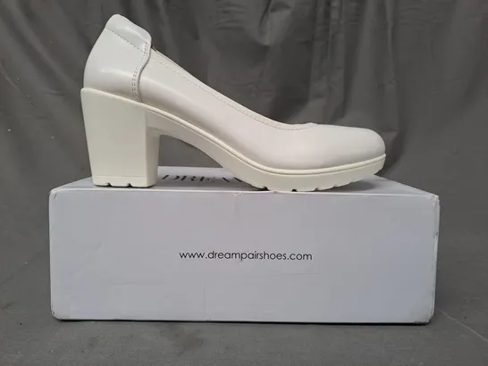 BOXED PAIR OF DREAM PAIRS BLOCK HEEL SLIP-ON SHOES IN WHITE UK SIZE 4