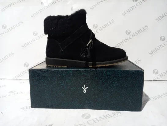 BOXED PAIR OF EMU AUSTRALIA FAUX SUEDE BOOTS - BLACK - UK 6