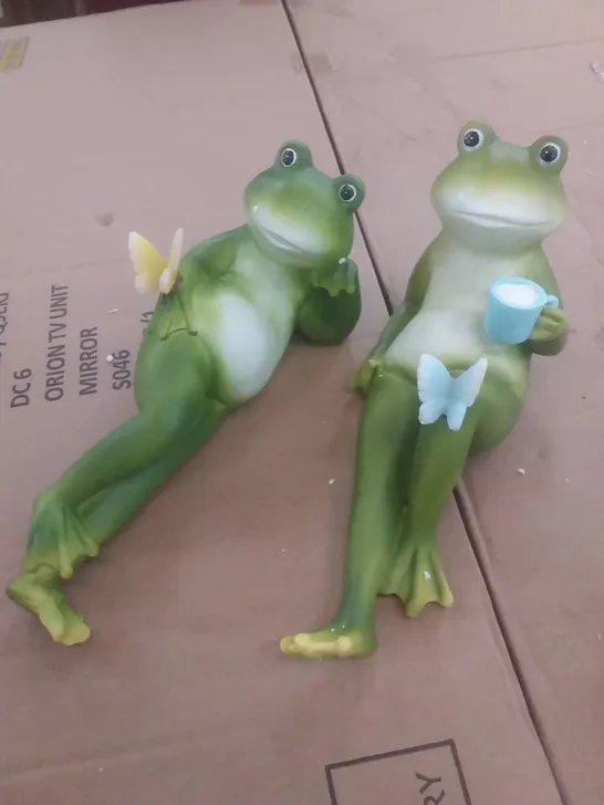 2 BOXED GARDEN RELAXED FROG ORNAMENTS