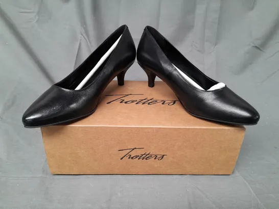 BOXED PAIR OF TROTTERS CLOSED TOE LOW HEEL SLIP-ON SHOES IN BLACK SIZE UNSPECIFIED