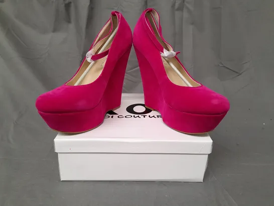 BOXED PAIR OF KOI COUTURE HR5 PLATFORM HIGH WEDGE FAUX SUEDE SHOES IN FUCHSIA SIZE 8