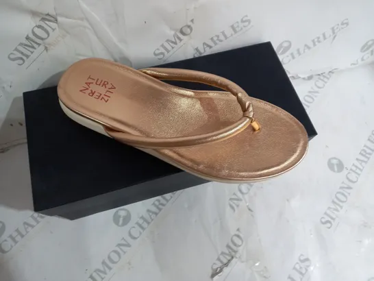 BOXED PAIR OF NATURALIZER SANDALS IN GOLD AND WHITE SIZE 6.5