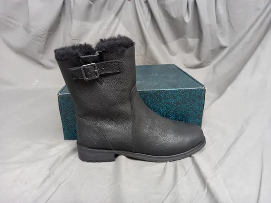 EMU AUSTRALIA BYRON ZIP BOOT IN BLACK SIZE 7