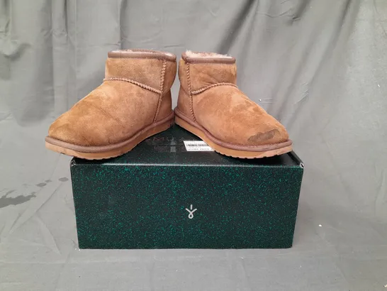 BOXED PAIR OF EMU AUSTRALIA WATERPROOF BOOTS IN CAMEL UK SIZE 5