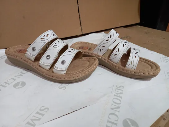 EARTH SPIRIT WHITE LEATHER SANDALS SIZE 6