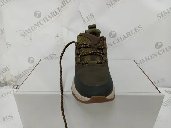 BOXED PAIR OF CLARKS JAUNT SHOES DARK OLIVE SIZE 5