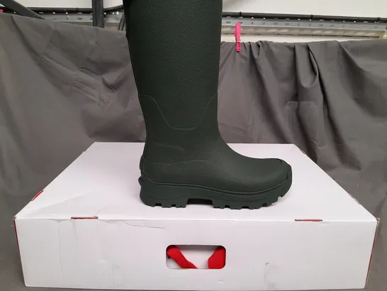 BOXED FITFLOP WONDERWELLY ATB HIGH PROFORMANCE TALL RAIN BOOTS IN DEEP GREEN - UK 4