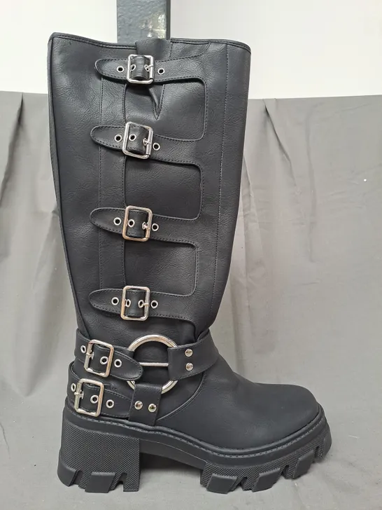 BOXED PAIR OF PRETTY LITTLE THING FAUX LEATHER BUCKLE DETAIL KNEE-HIGH BOOTS IN BLACK UK SIZE 8