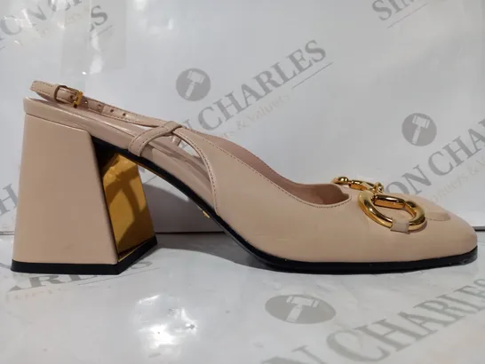 BOXED PAIR OF GUCCI CLOSED TOE BLOCK HEEL SHOES IN NUDE EU SIZE 38