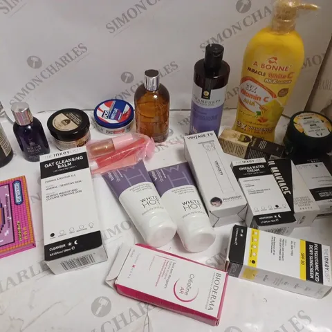 APPROXIMATELY 20 ASSORTED HEALTH AND BEAUTY PRODUCTS INCLUDING CHAMPNEYS, MOLTON BROWN, WHITE HOT