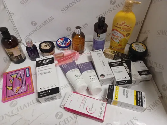 APPROXIMATELY 20 ASSORTED HEALTH AND BEAUTY PRODUCTS INCLUDING CHAMPNEYS, MOLTON BROWN, WHITE HOT