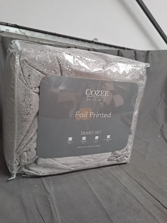 BOXED OUTLET COZEE HOME FOIL PRINTED DUVET SET - DOUBLE SIZE