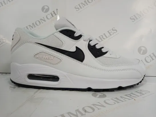 BOXED PAIR OF NIKE AIR MAX SHOES IN WHITE/BLACK UK SIZE 9